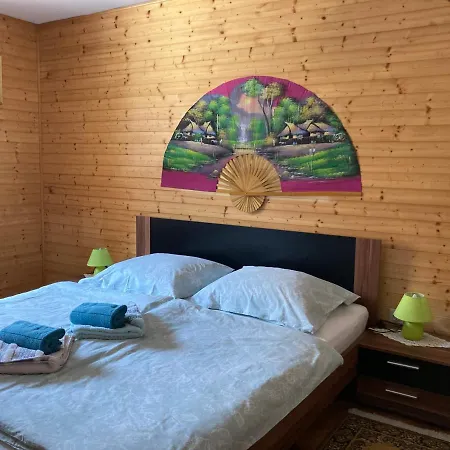 And Garden House Among The Mountains Apartment